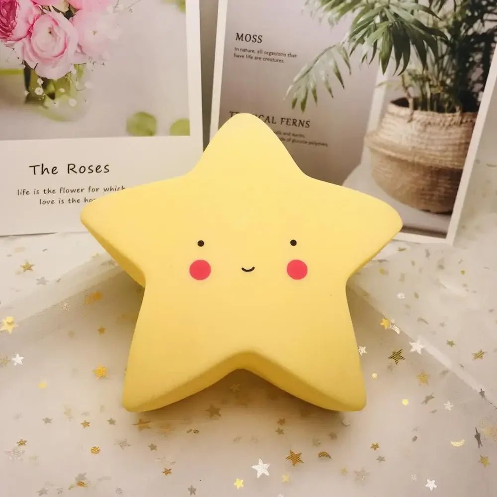 veilleuse bébé étoile jaune sur table
