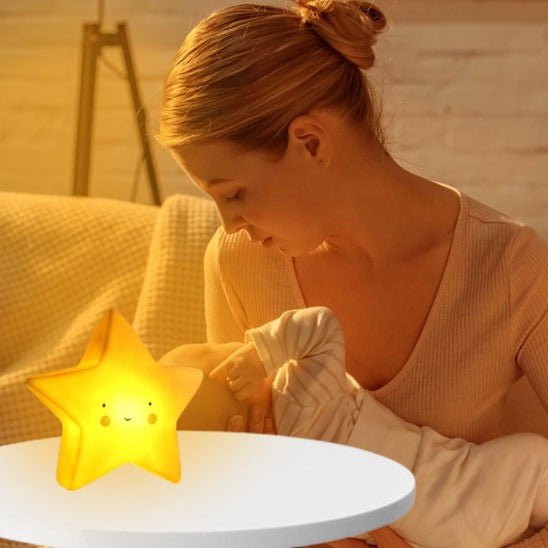 veilleuse bébé étoile jaune sur table blanche