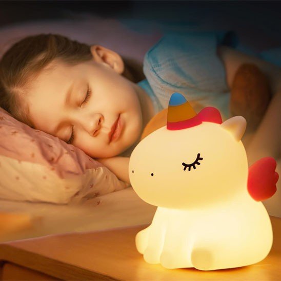 veilleuse bébé licorne dans belle chambre de belle fille avec décoration tendance