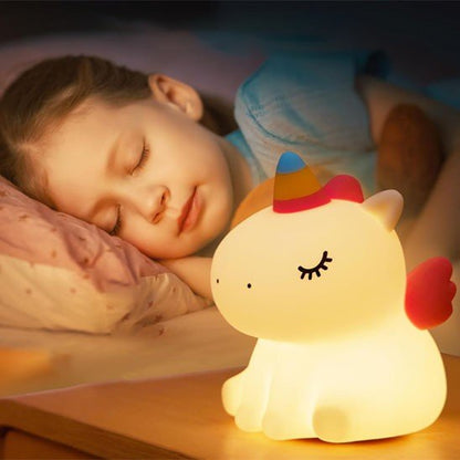 veilleuse bébé licorne dans belle chambre de belle fille avec décoration tendance